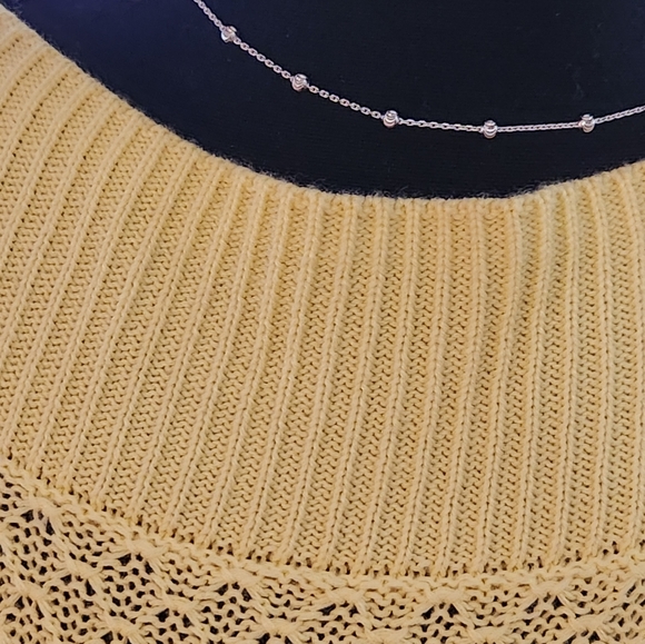 Buttery yellow light weight knit sweater - Picture 5 of 7